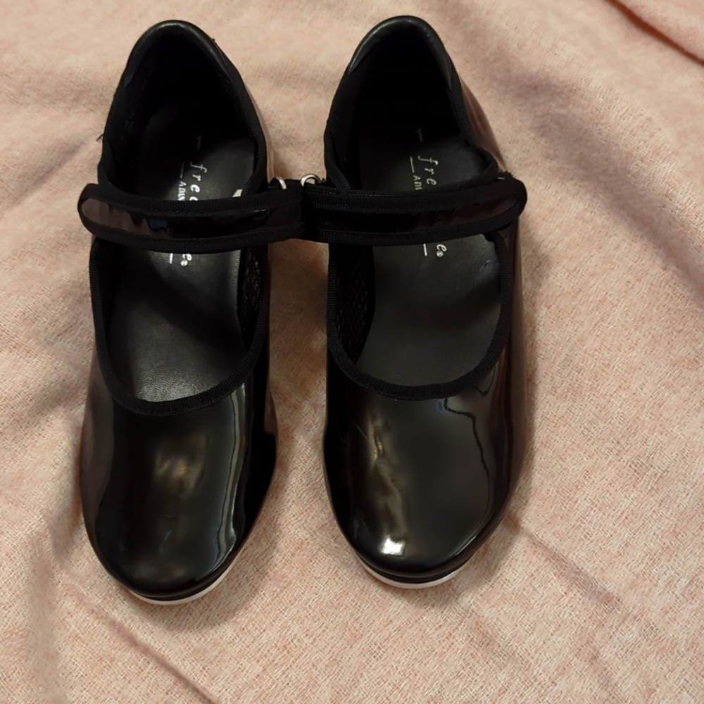 Girls Danskin freestyle black tap shoes, size 1